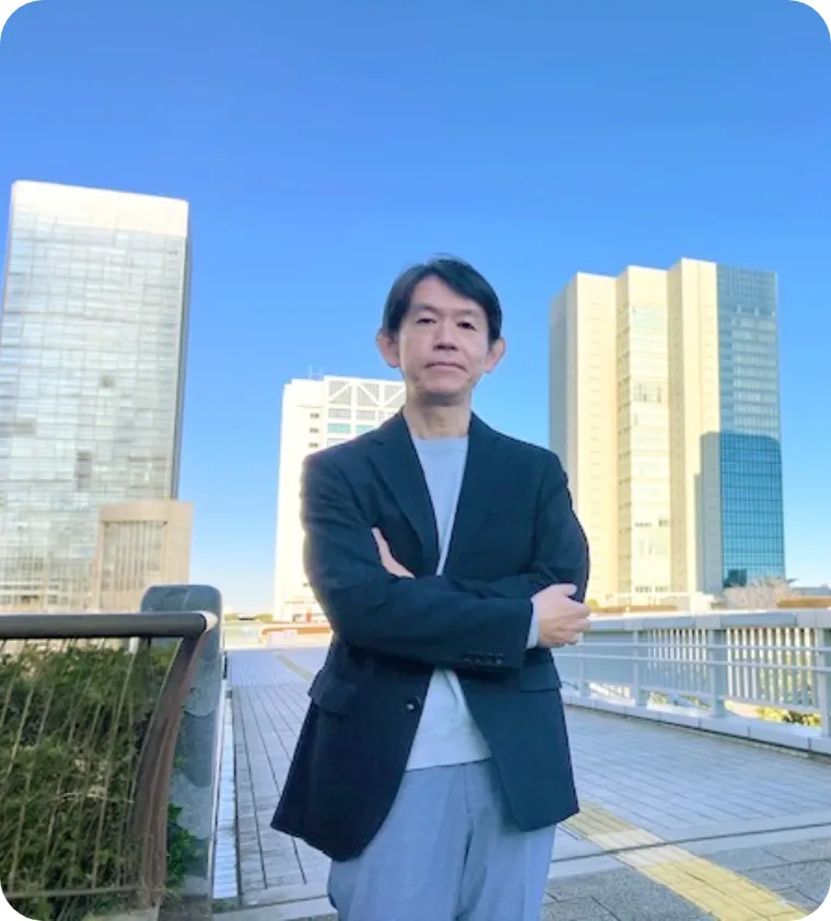 代表取締役松井広光が腕を組んで立っている写真