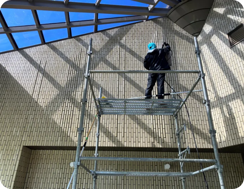 大浴場の高所洗浄作業の様子