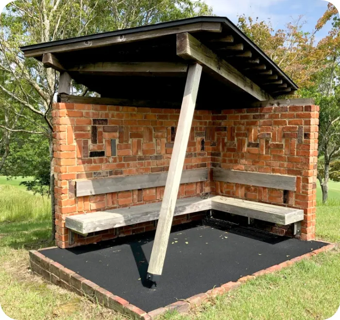 台風被害により屋根が倒壊した避雷小屋の修繕工事 before